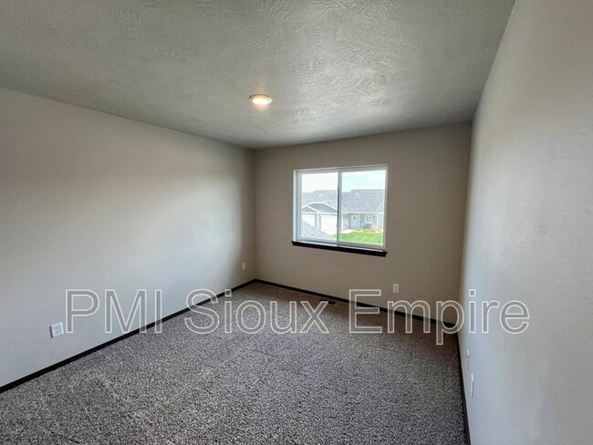 Building Photo - 5927 S Whisper Creek Pl