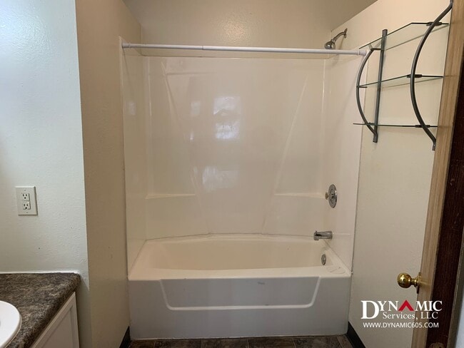 Building Photo - 4+ Bedroom, 2 Bath House By Augustana and USF