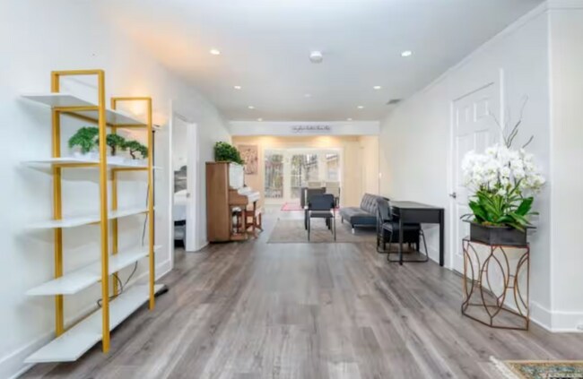 Building Photo - 509 N Edinburgh Ave