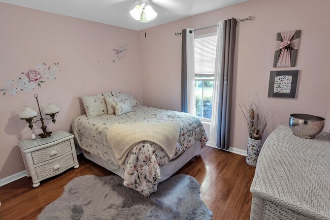 Building Photo - 3 bedroom furnished rental in Goose Creek - Fenced yard and great location