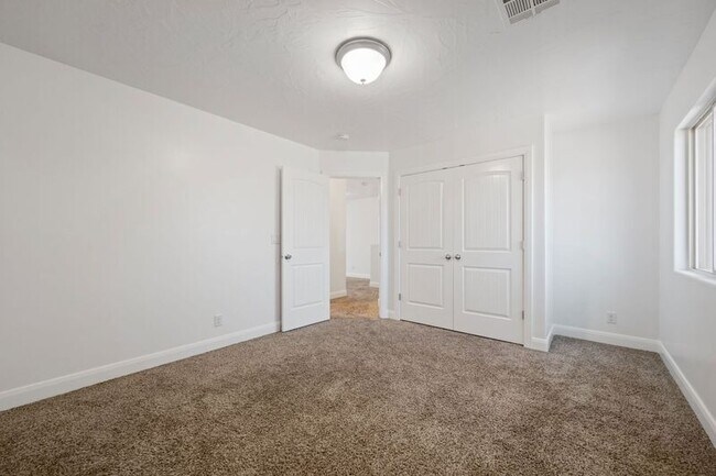 Building Photo - 325 N Red Stone Rd