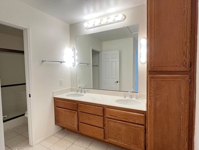Building Photo - Spacious 3 bedroom, 2.5 bath duplex with private backyard for rent