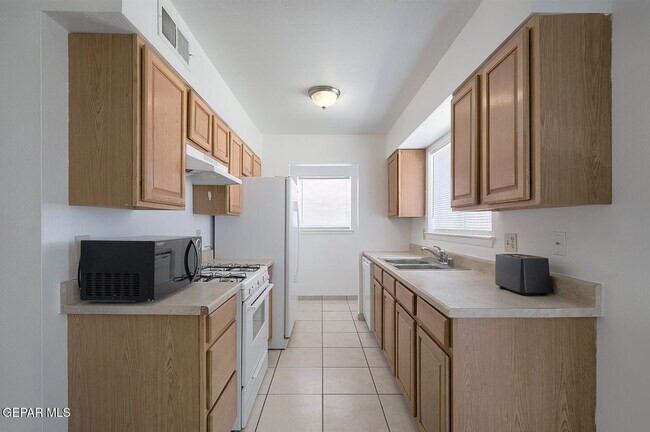 Building Photo - 3536 E Glen Dr