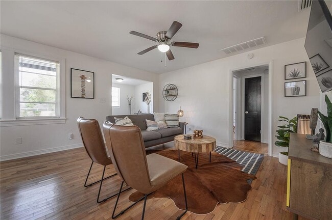 Building Photo - 920 W Orient St