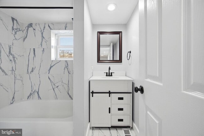 Building Photo - 1015 Riverside Ave