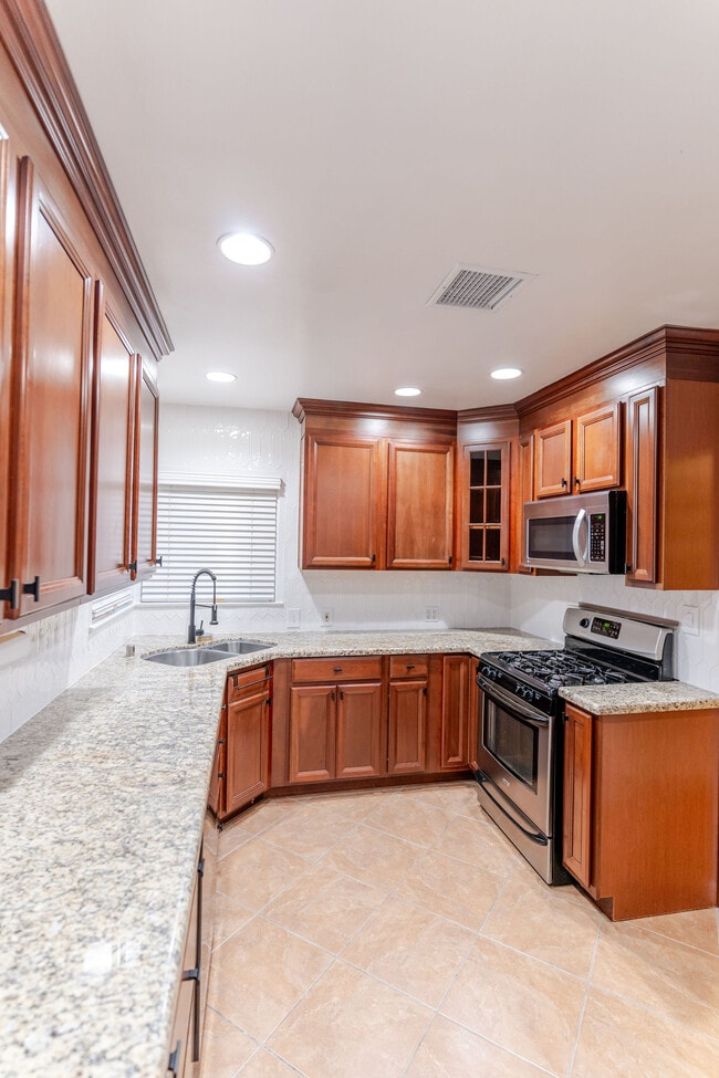 Building Photo - 640 E Valencia Ave