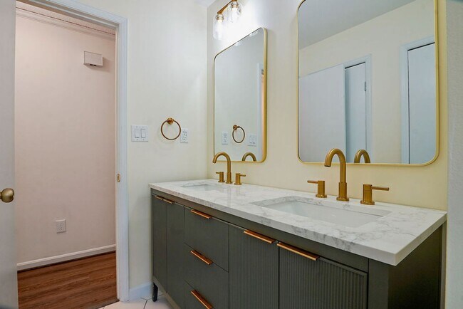 Building Photo - 908 Ryecroft Rd