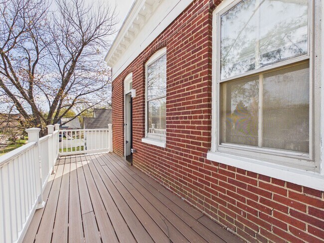 Building Photo - 1703 Oakdale Ave