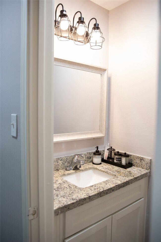 Building Photo - 12218 Hillcroft St