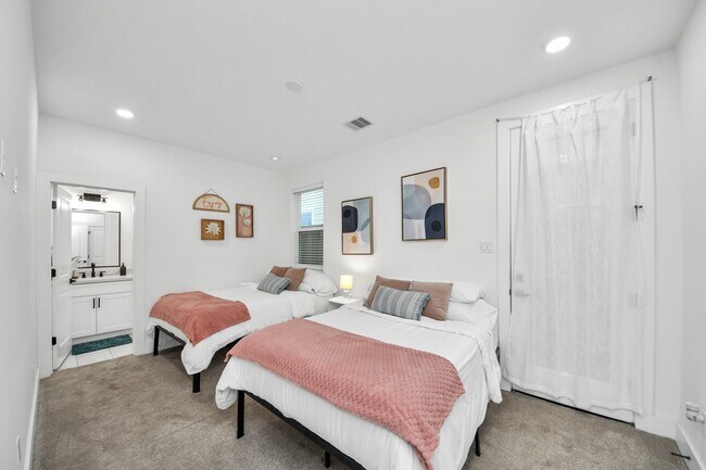 Building Photo - 3004 Holman St