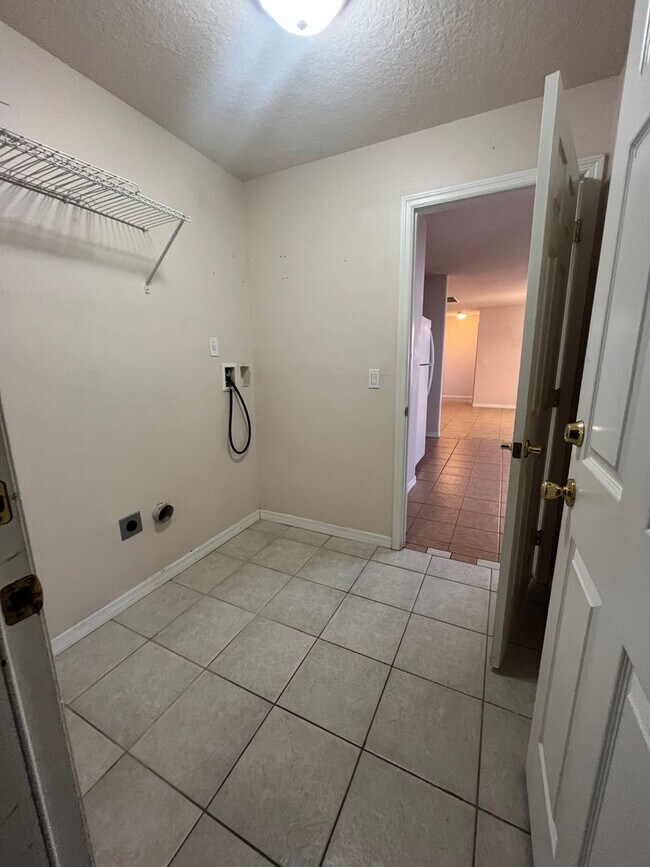 Building Photo - Beautiful Open Floor Plan 4 bedrom 2 Bath!