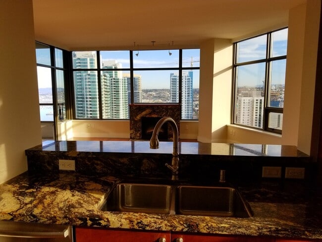 Building Photo - Electra! Spectacular Water and City views 28th floor 2bd 2ba NorthEast Corner