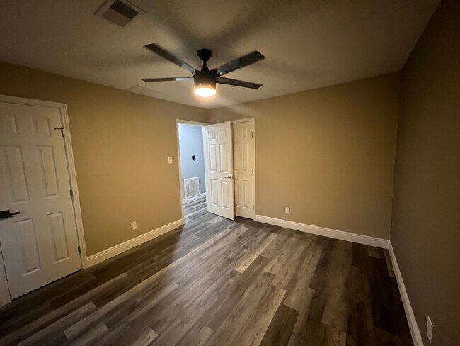 Building Photo - 317 Parkwood Dr