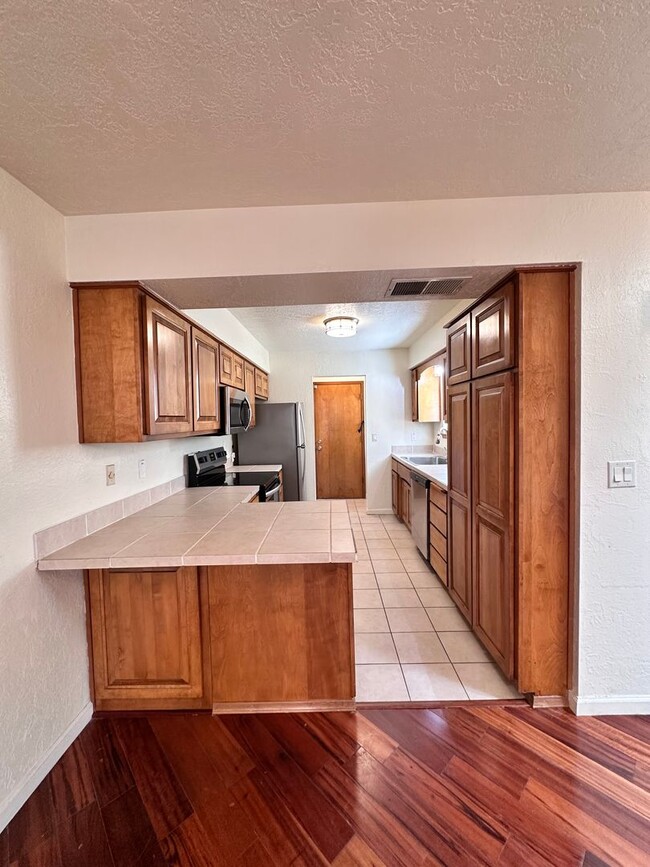 Building Photo - 2 Bedroom 2 Bath Townhome w/2 Car Garage and Refrigerated Air