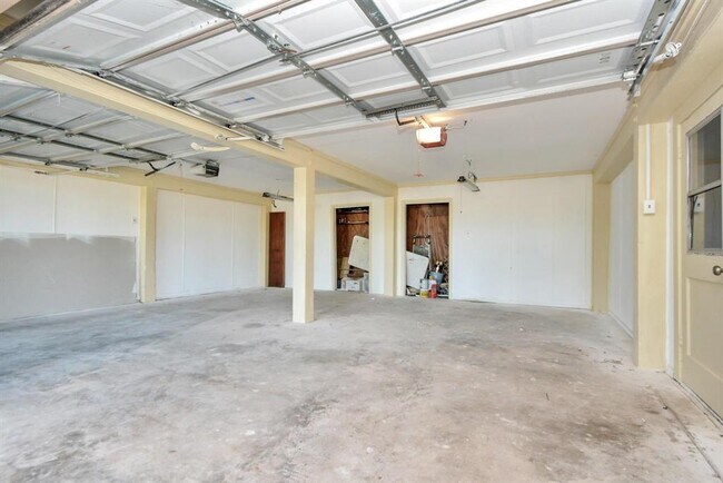 Building Photo - 215 Veselka Rd