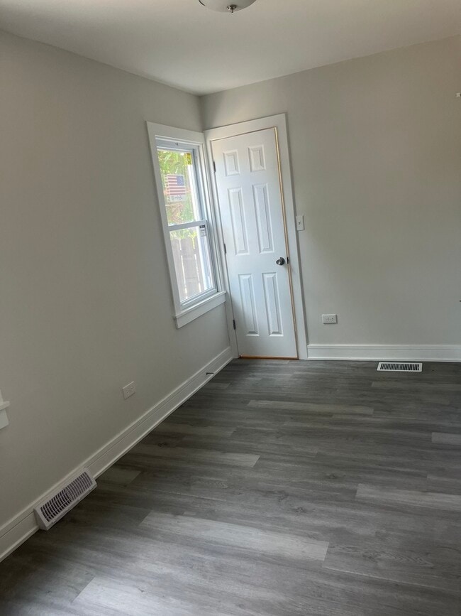 Building Photo - 13709 S School St