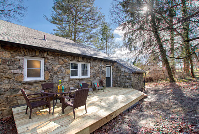 Building Photo - Updated Stone Cottage in East Asheville!