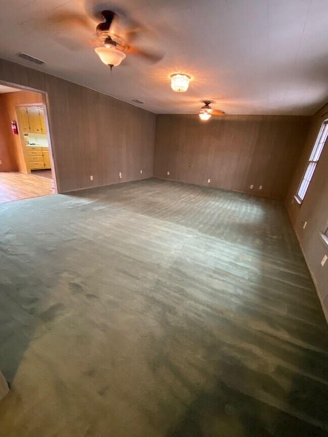 Building Photo - 11 N Anglin St