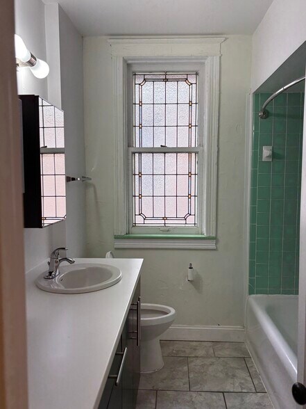 Main Bathroom - 7222 Forsyth Blvd