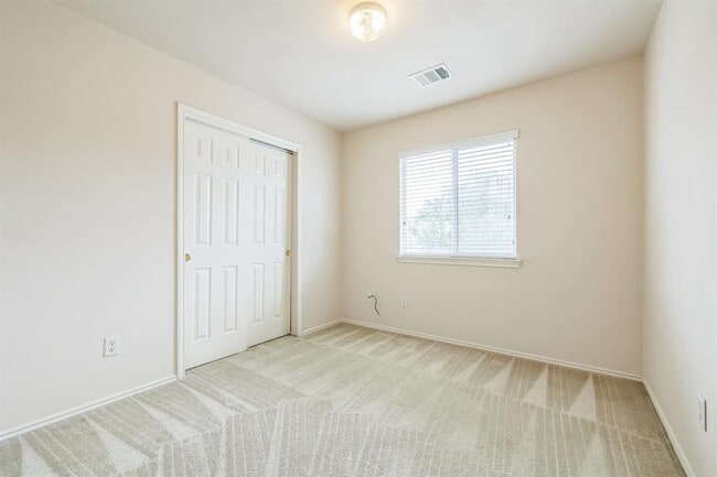 Building Photo - 904 Sally Lunn Way