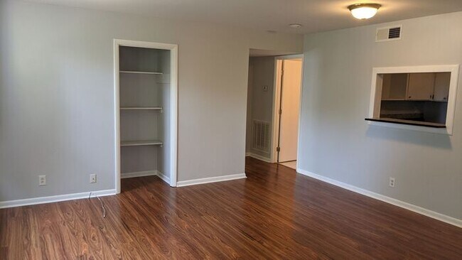 Building Photo - Walking distance to the Gulch & Music row!