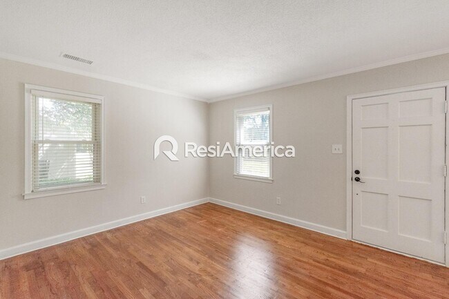 Building Photo - Newly Renovated off High Point Terrace!