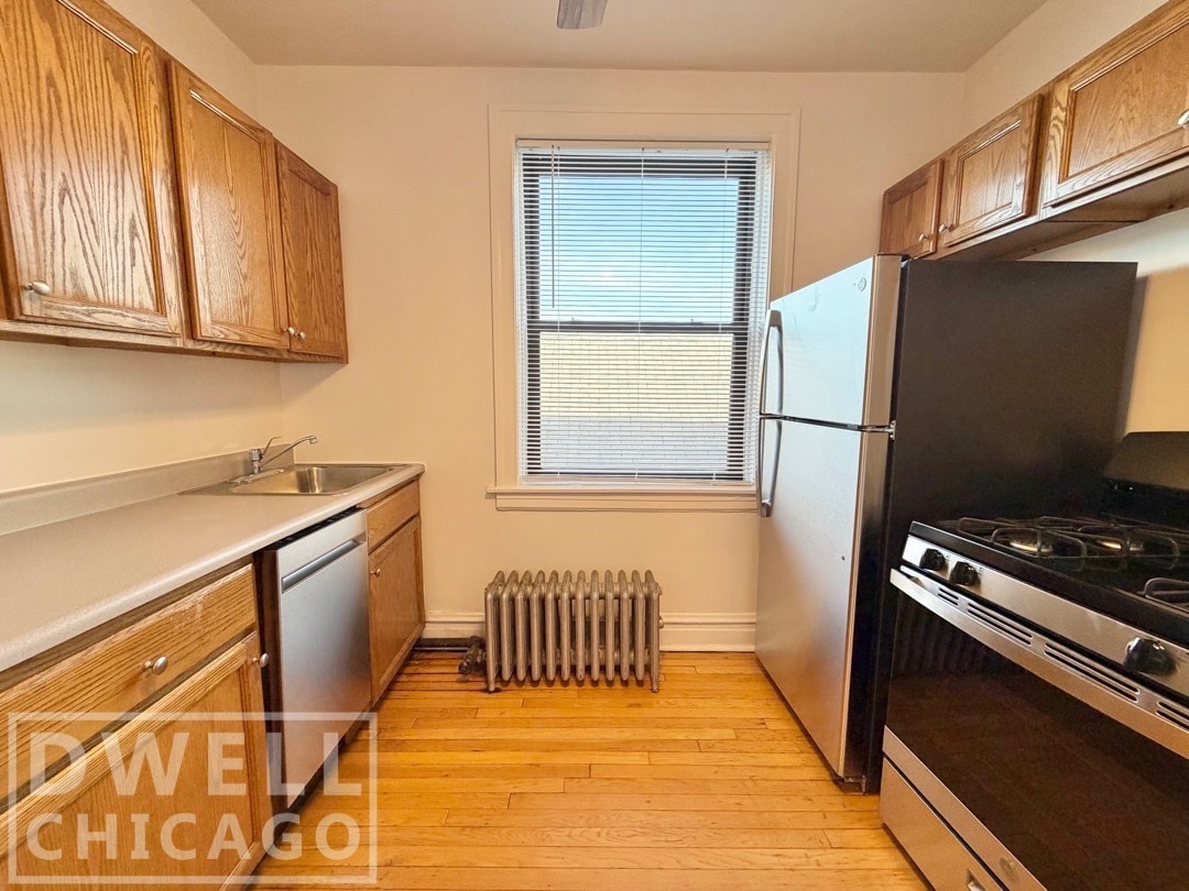 Building Photo - 1909 W Larchmont Ave