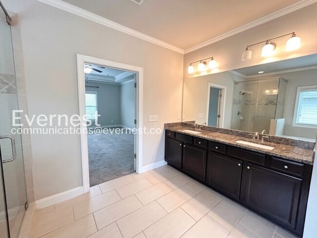 Building Photo - Spacious 5 Bed, 3 Bath Home with Fenced Yard and Garage / Pet Friendly / Available Now!
