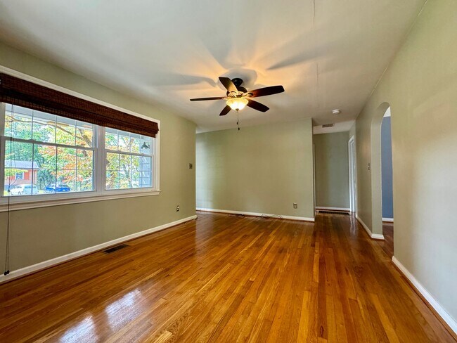 Building Photo - Quaint Cottage steps Away From VT Campus