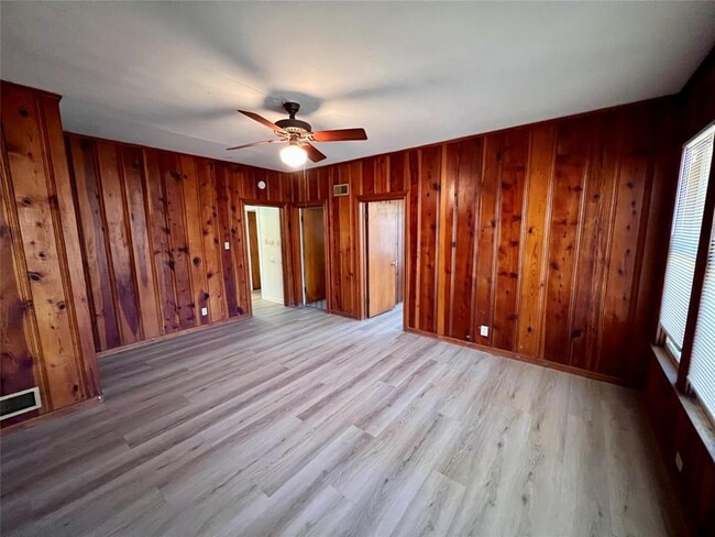 Building Photo - 302 Park Ln