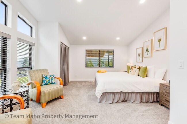 Building Photo - Fully furnished and stocked Single Level H...