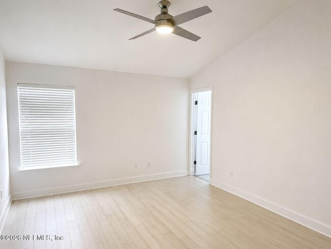 Building Photo - 760 S Lilac Loop