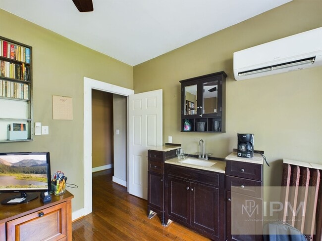 Building Photo - Spacious 5 Bedroom, 2.5 Bath Near The Avenues!