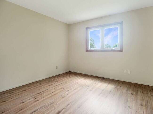 Building Photo - 3 Bed 2 Bath Corner Unit Townhome in Apple Valley