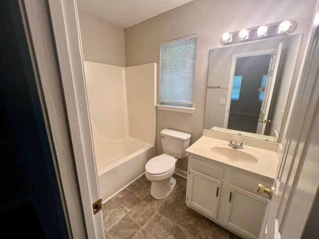 Building Photo - 824 Northwood Dr