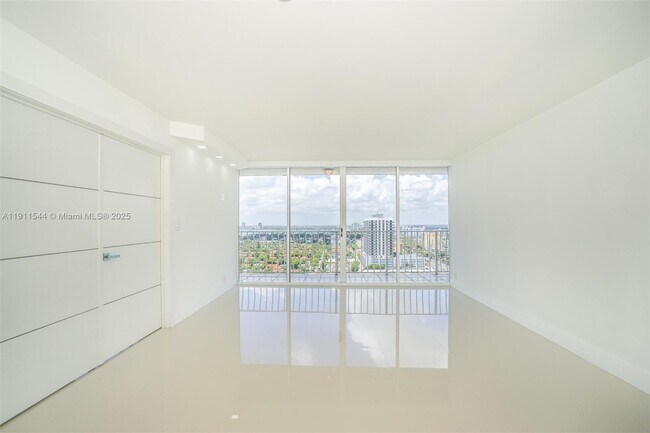 Building Photo - 7601 E Treasure Dr