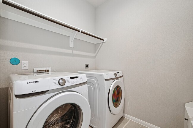 Building Photo - 3103 Little Gem Ln
