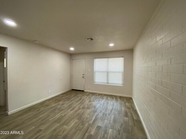 Building Photo - 1595 W Mountain View Rd