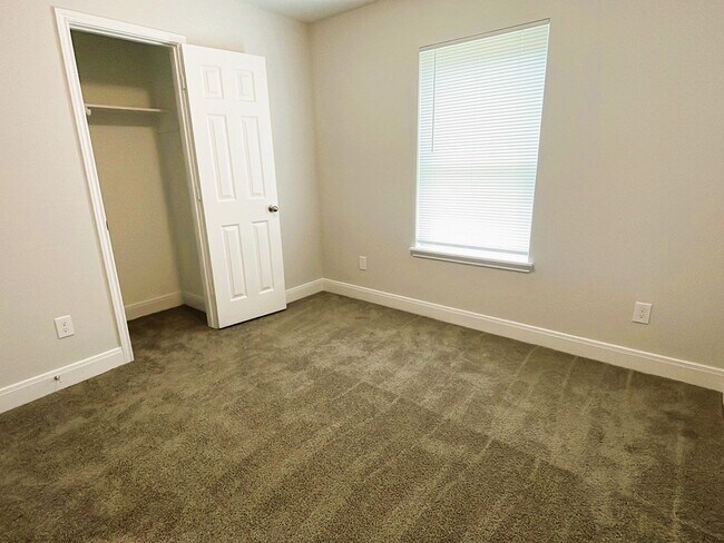 Building Photo - 711 S Houston Ave