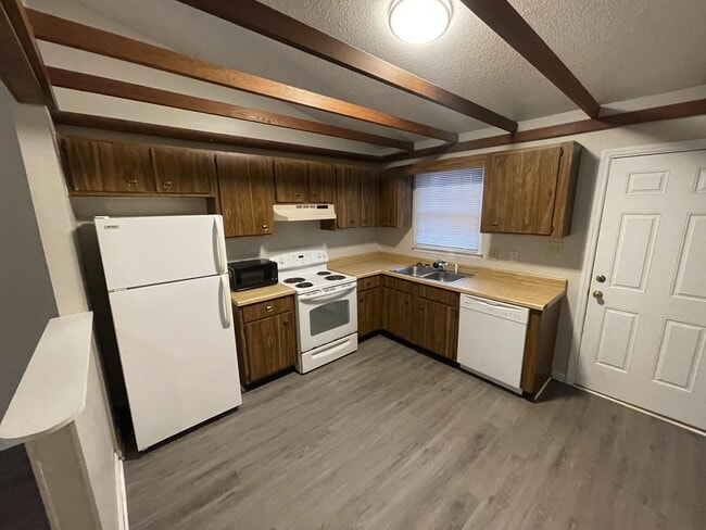 Building Photo - 302 Cedar Crk Dr
