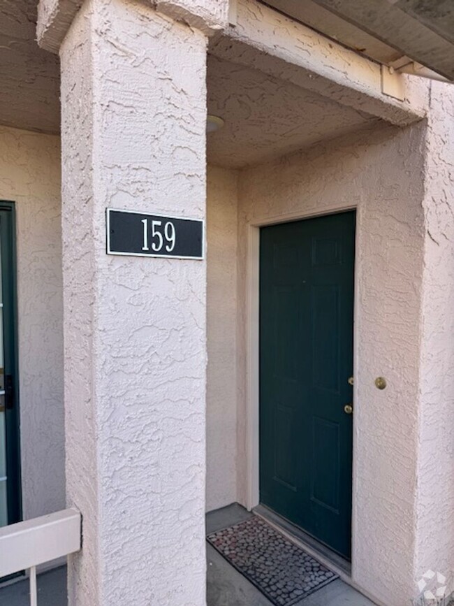 Building Photo - 2 bed ground floor unit fully remodeled