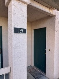 Building Photo - 2 bed ground floor unit  fully remodeled