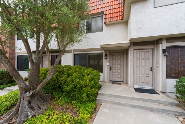 Primary Photo - RPV Remodeled 2 bed 3 bath townhome in gat...