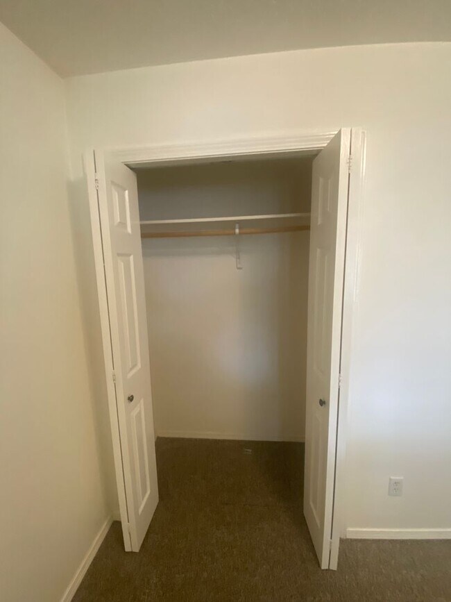 Building Photo - 3 Bed, 2 Bath,  Single Story, CUL-D-SAC Ho...