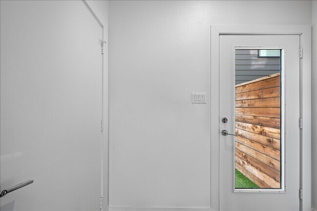 Building Photo - 1715 Bennett Ave