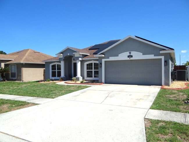 Building Photo - 4 bedroom & 2 bath home off of Bloomingdale Ave.