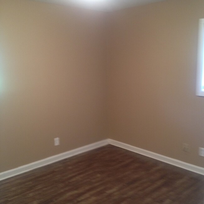 Building Photo - **AVAILABLE NOW**3 Bedroom / 1 1/2 Bathroo...