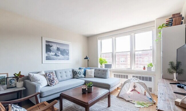 Building Photo - Spacious and sunny top-floor one bedroom one bathroom