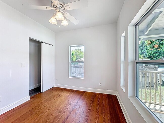 Building Photo - 2409 Drake Dr