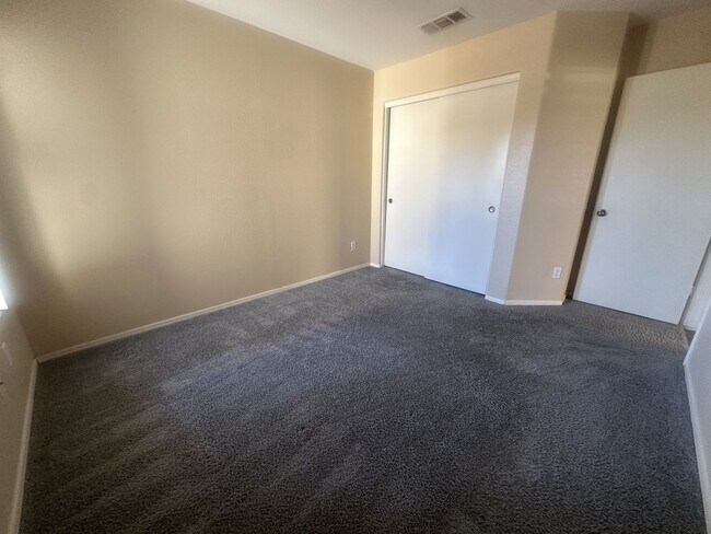 Building Photo - Rare single-level home offers 5 bedrooms and a versatile floor plan designed for comfortable living